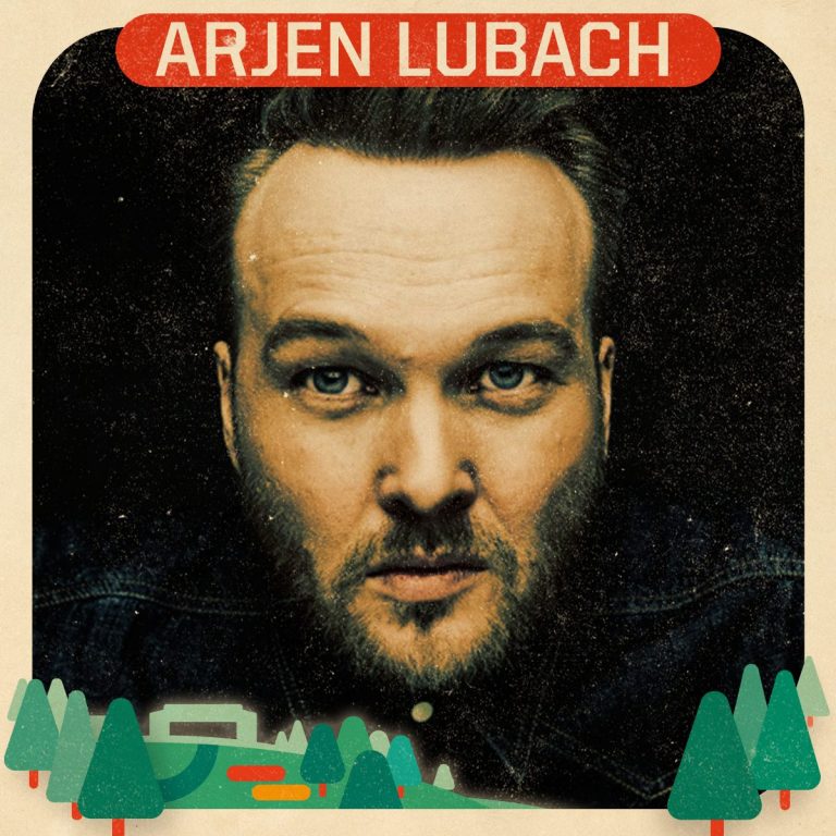 Portret van een man met een intense blik, omringd door een kleurrijke rand en groene bomen onder zijn afbeelding.