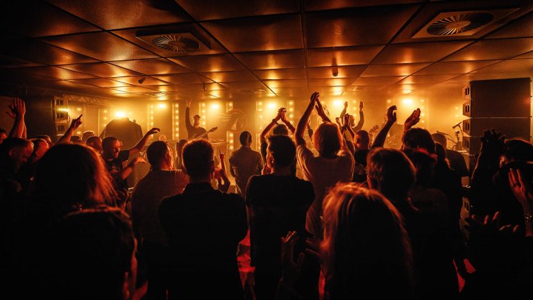 Feestende bezoekers in de Bovenzaal in De Oosterpoort.