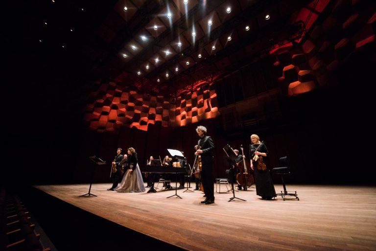 Muzikanten op het podium van de Grote Zaal