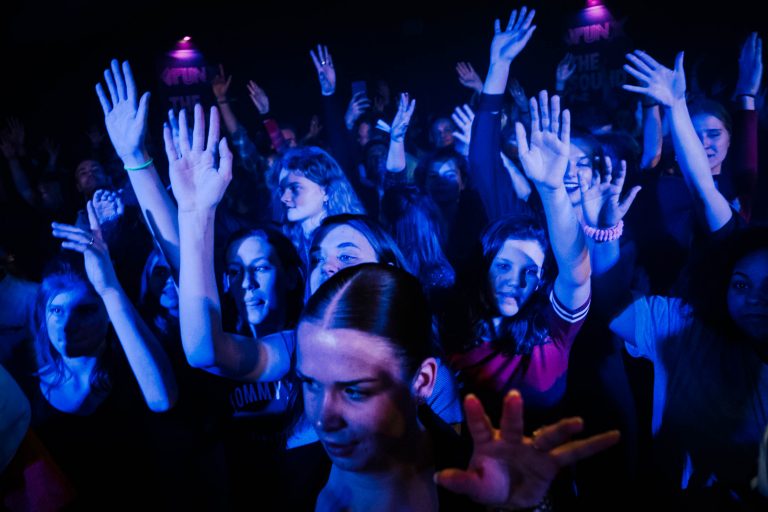 Feestende bezoekers tijdens een feest in De Oosterpoort,
