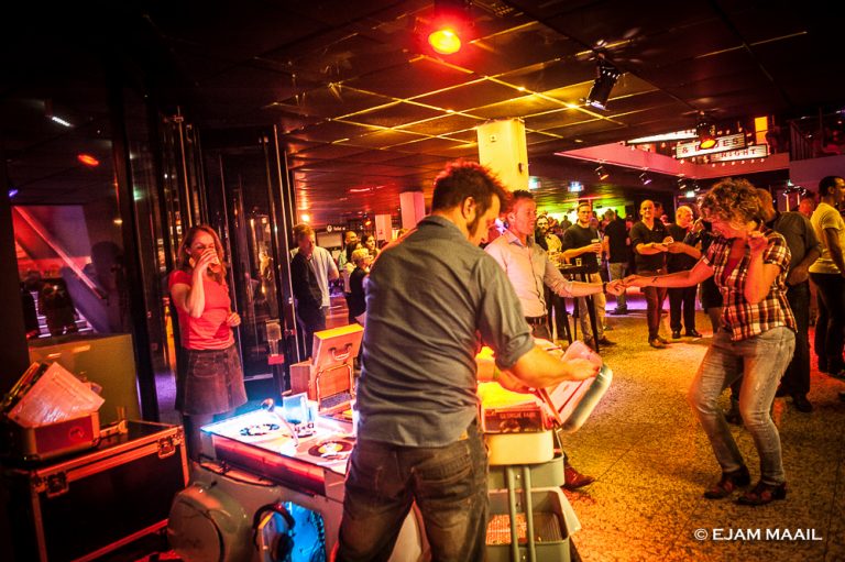 Een sfeerfoto van Rhythm & Blues Night met opzwepend publiek