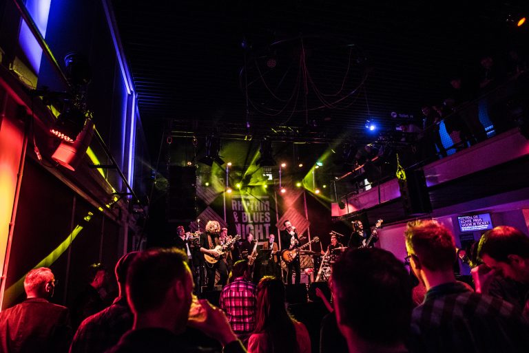 Foto vanuit het publiek genomen tijdens een concert van Rhythm & Blues