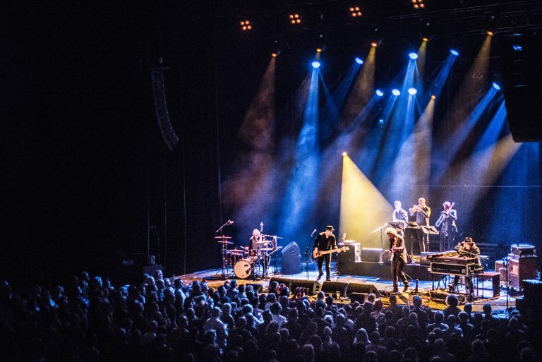 Een afstandsfoto gemaakt van een band die speelt in de Grote Zaal in de Oosterpoort