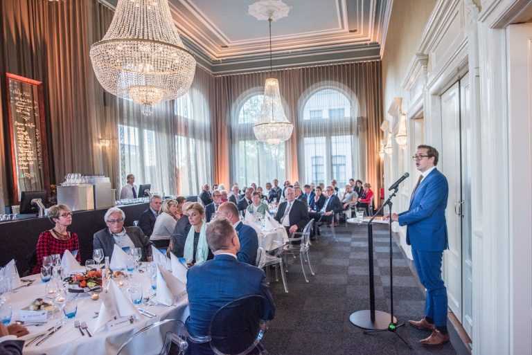 Toespraak in de Stadsschouwburg Foyer met tafeltjes met publiek