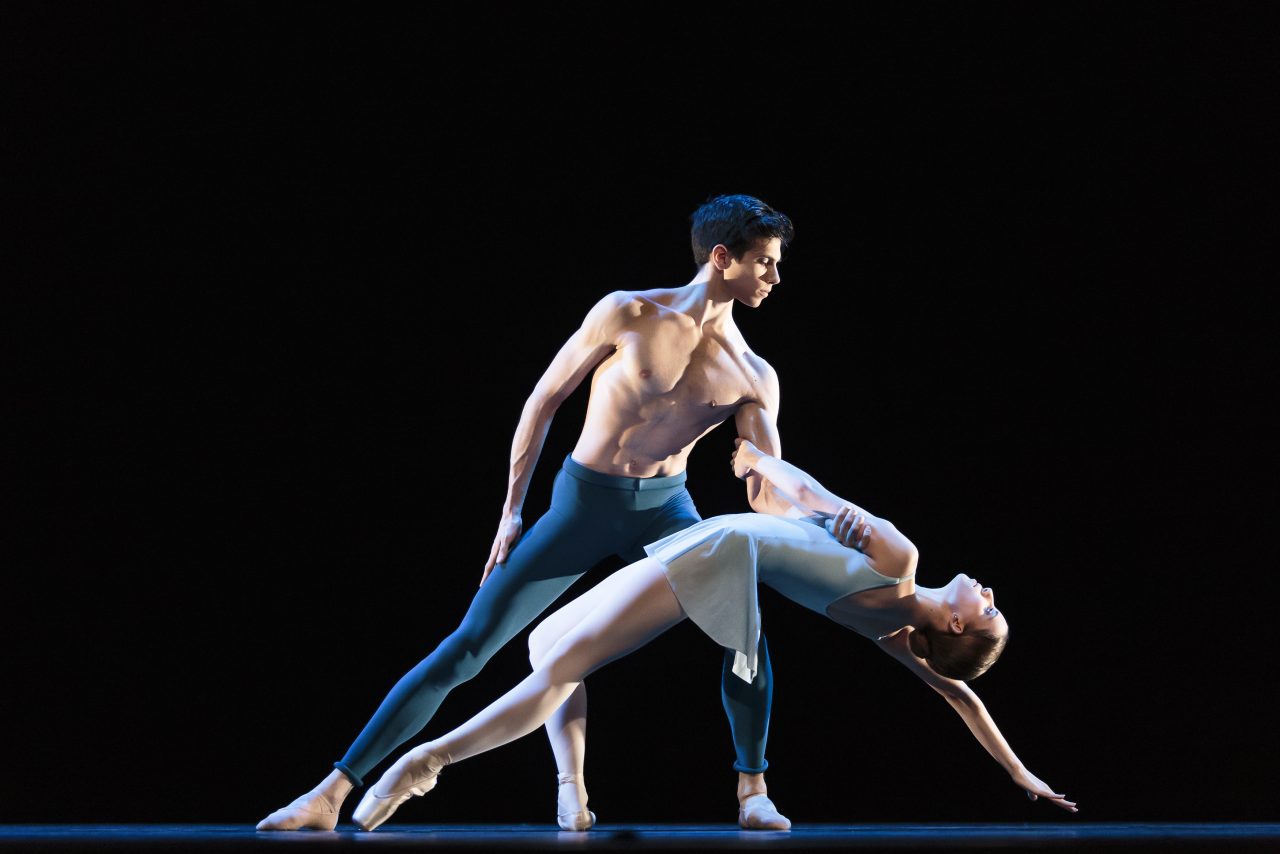 Duet met 2 dansers met donkere achtergrond