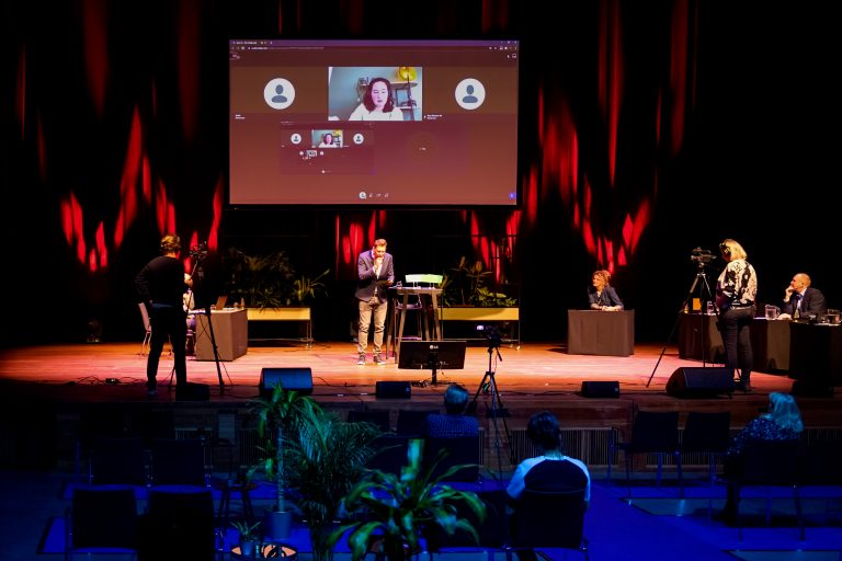 Naamgevingsdag leerwerk presentators op podium
