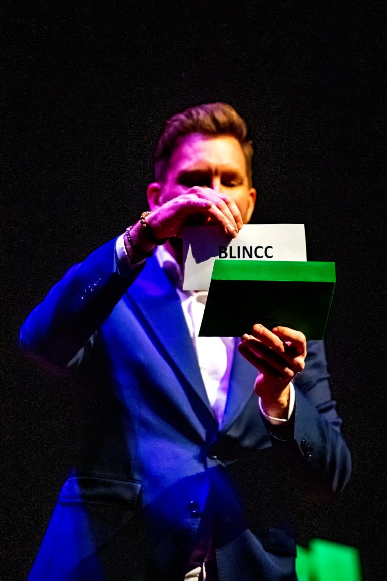 Naamgevingsdag leerwerk Sipke Jan Bouwsma maakt envelop open.