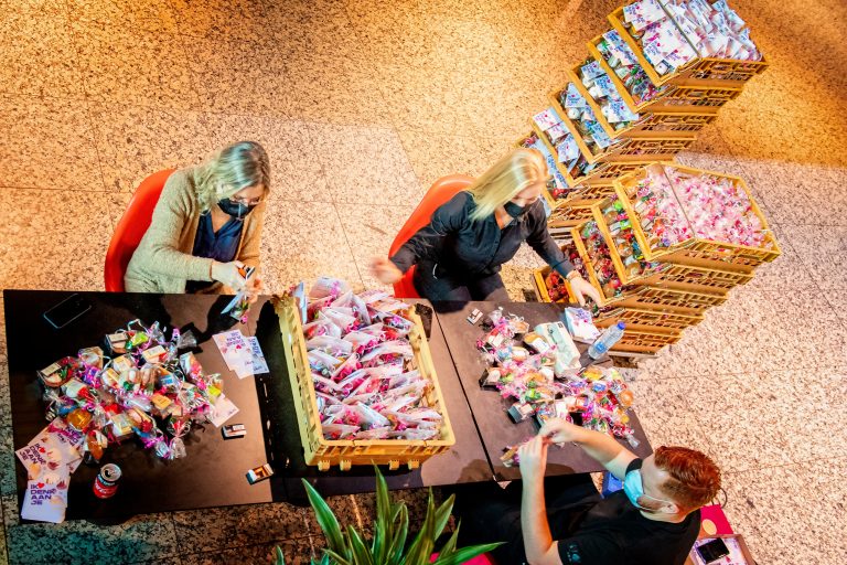 Horeca collega's maken pakketjes voor de inwoners van verpleeghuizen Zinn.