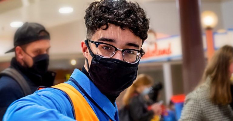 Portret Nasim Abida,kassamedewerker over invloed Corona op leven