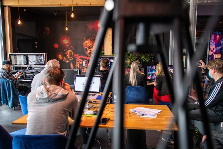 Leerlingen werken samen aan een streamingproductie tijdens streaming video lap.