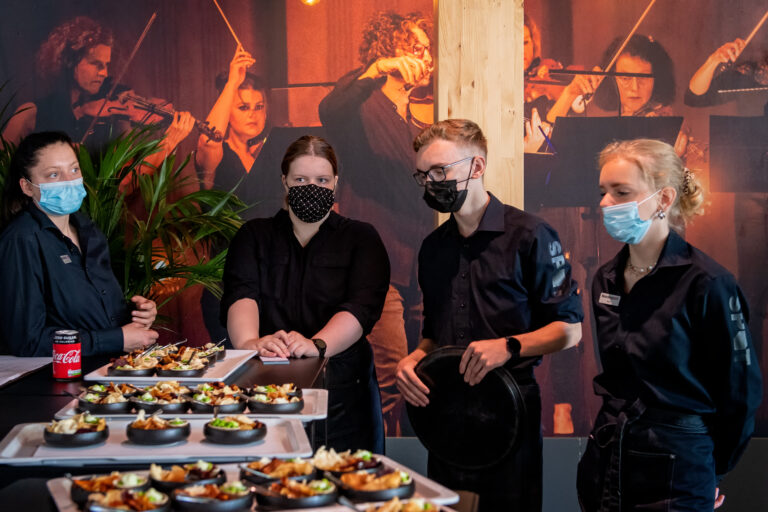 Leerling koks met gerechtjes