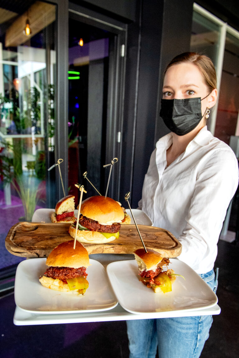 Gerechten geserveerd tijdens Food lab door bediener
