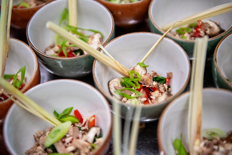 Gerechtje met veel groente tijdens food lab.