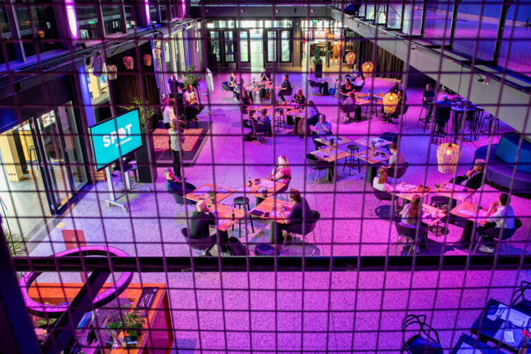 Allemaal tafeltjes met proevers in foyer Grote zaal tijdens Foodlab.