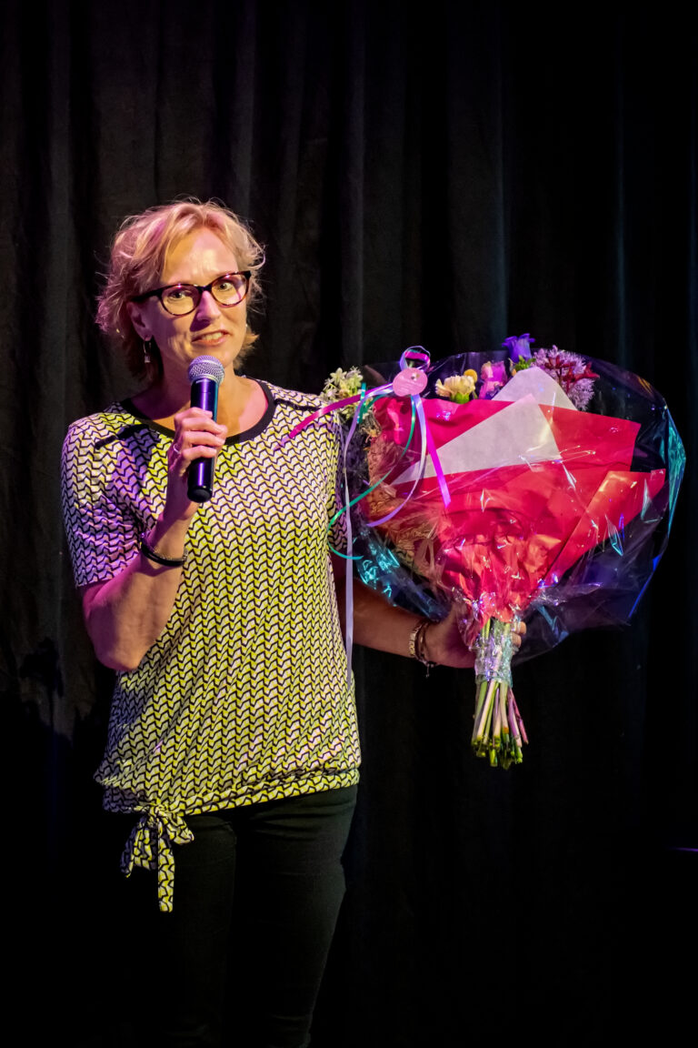 Presentator met bloemen