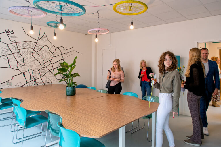 Deelnemers Crosswise in Hotspot tijdens opening.