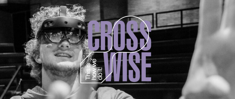 Een persoon met een bril en een creatieve uitstraling, met de tekst