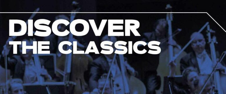 Logo van Discover the Classics met orkest in blauw en zwart op de achtergrond.