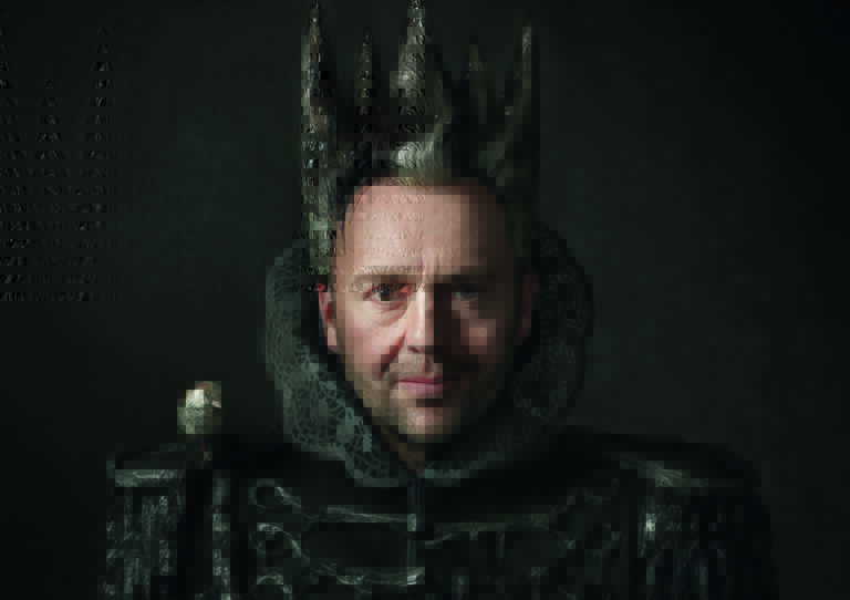 Richard Groenendijk met een kanten kraag