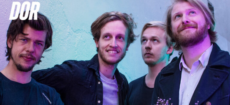 Twee mannen staan samen voor een kleurrijke achtergrond met blauwe en paarse tinten.