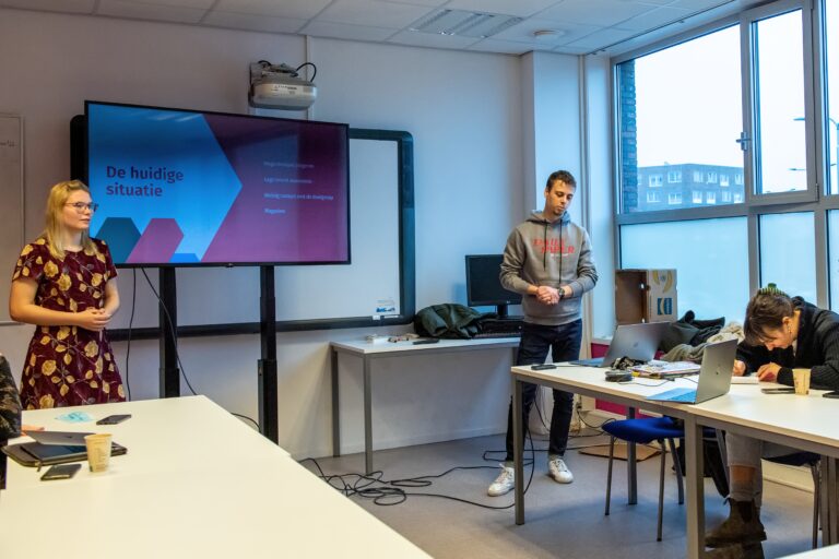 Presentatie prototype Digitaal Magazine door leerling NHL Stenden