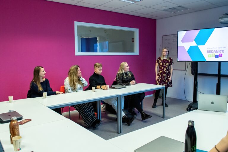 Presentatie prototype Digitaal Magazine door leerling NHL Stenden met andere leerlingen die toekijken.