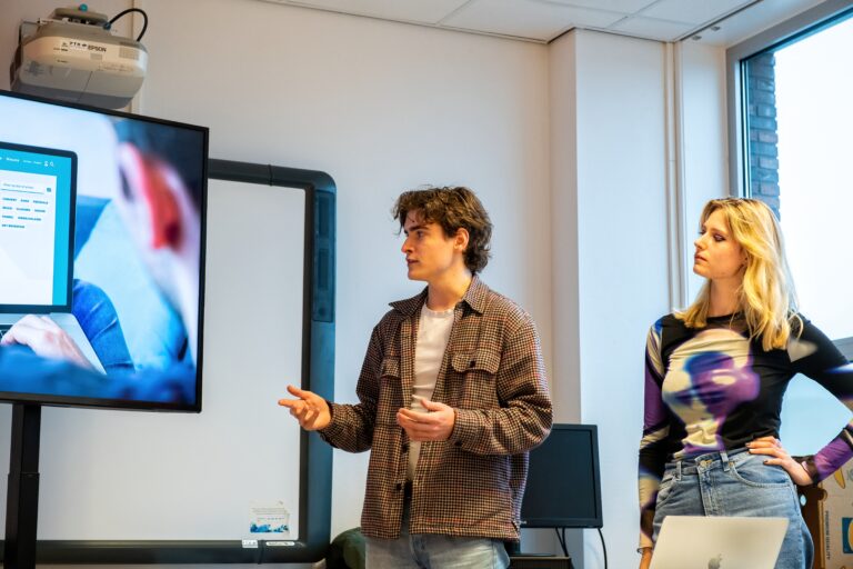 Presentatie prototype Digitaal Magazine door leerling NHL Stenden