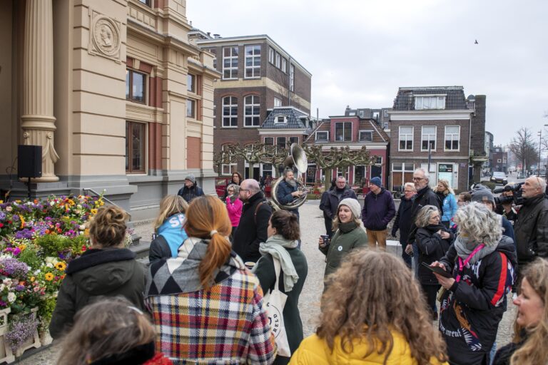 Medewerkers culturele instellingen Groningen op het schouwburgplein voor actie Bloem.