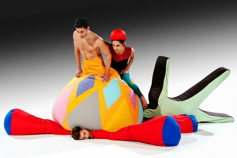 Drie dansers in verkleed pak als grote vogel