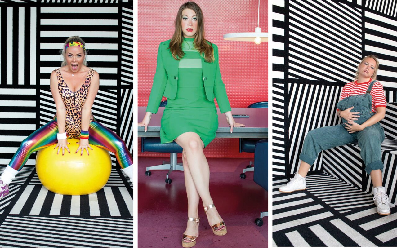 Drie vrouwen poseren in een gestreepte omgeving, elk in een kleurrijke outfit en met verschillende achtergronden.