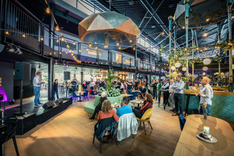 Publiek in Het Café tijdens open podium.