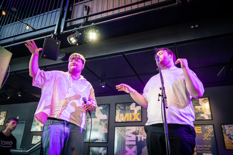 Twee deelnemers tijdens open podium