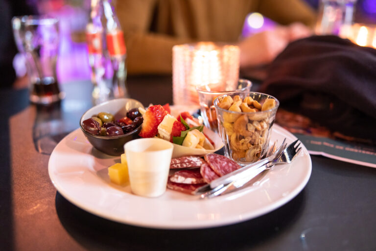 Allerlei borrelhapjes op een wit bord