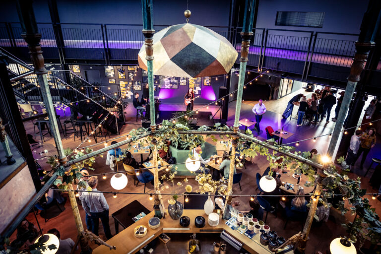 Publiek in Het Café tijdens open podium.