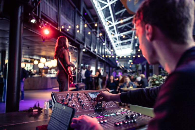 Deelnemer open podium met publiek