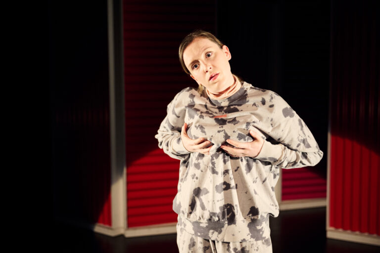 Actrice in grijs pak