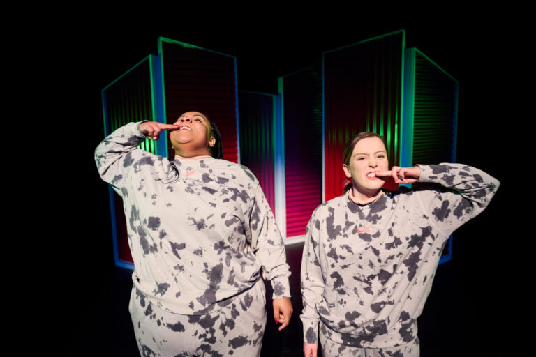 Twee actrices in grijze pakken