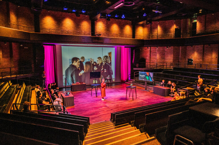 Presentatie New Technology - 'The live-event of 2050’ in de kleine zaal.