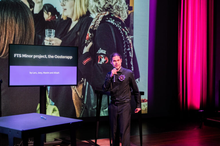 Presentator New Technology - 'The live-event of 2050’ in de kleine zaal.