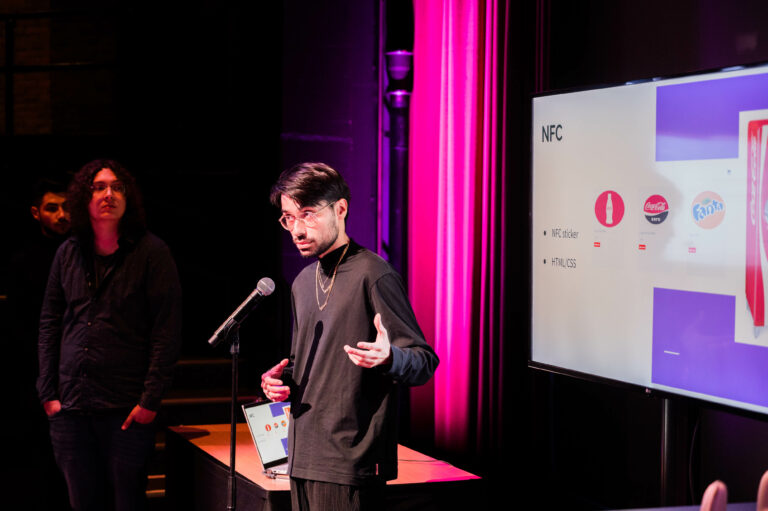 Presentator achter microfoon bij New Technology - 'The live-event of 2050’