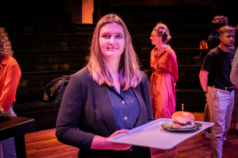 Deelnemers bij New Technology - 'The live-event of 2050’ met een vegan hamburger.