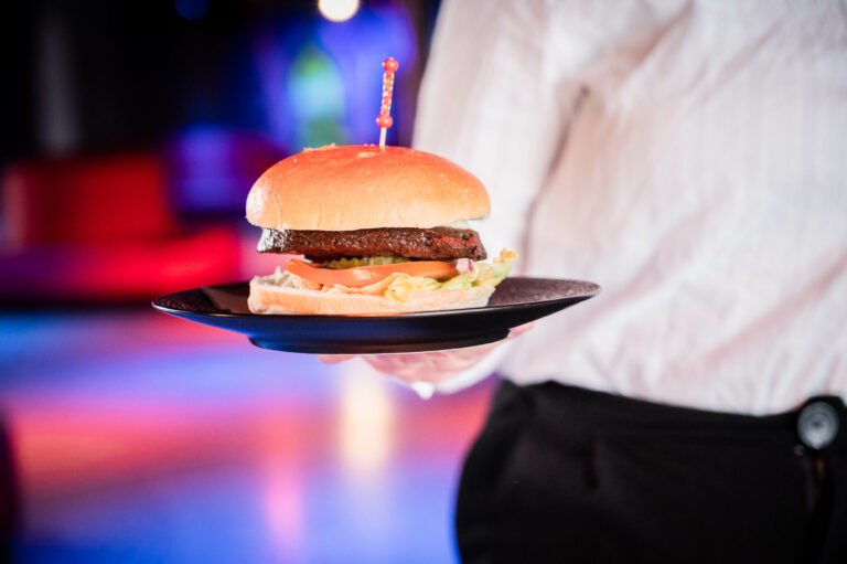 Close-up van een vegan broodje hamburger.