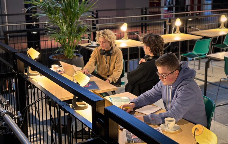 Studenten die in De Oosterpoort studeren.