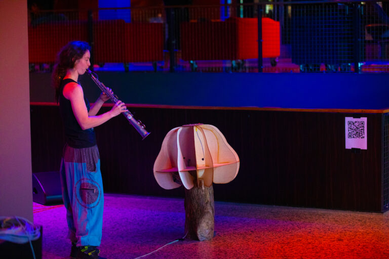 Persoon die een blaasinstrument bespeeld.