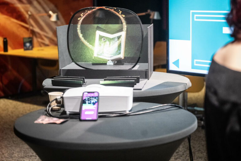 App op mobiel en een prototype tijdens event van Crosswise in De Oosterpoort.