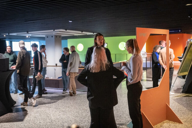 Deelnemers 'This is how we do it' praten onderling