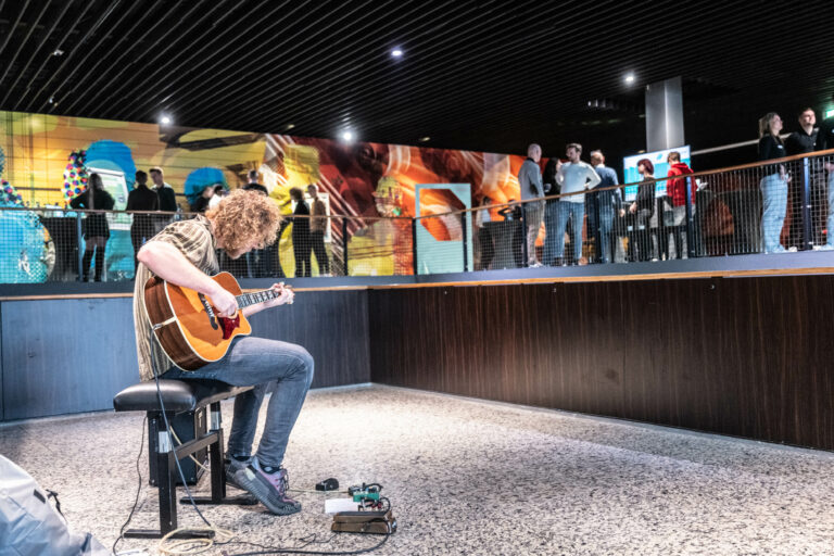 Gitarist treedt op in De Oosterpoort tijdens event 'This is how we do it'