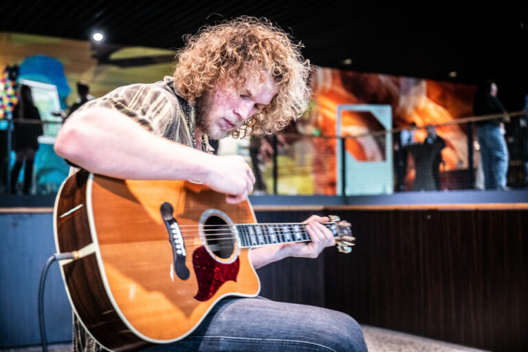 Gitarist treedt op in De Oosterpoort tijdens event 'This is how we do it'