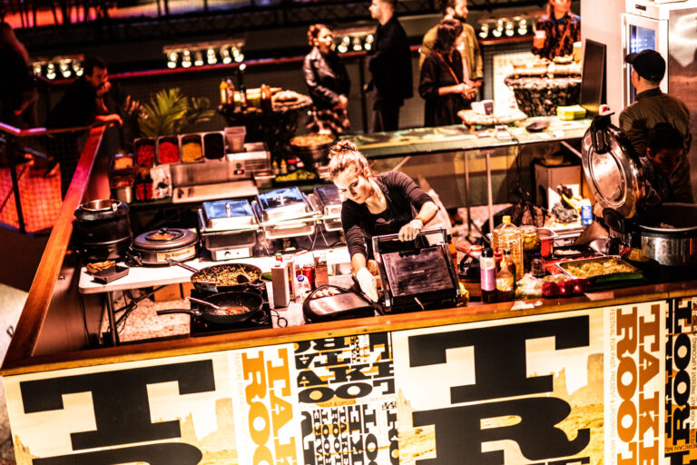 Een kijkje van boven in één van de culinaire eettentjes tijdens TakeRoot