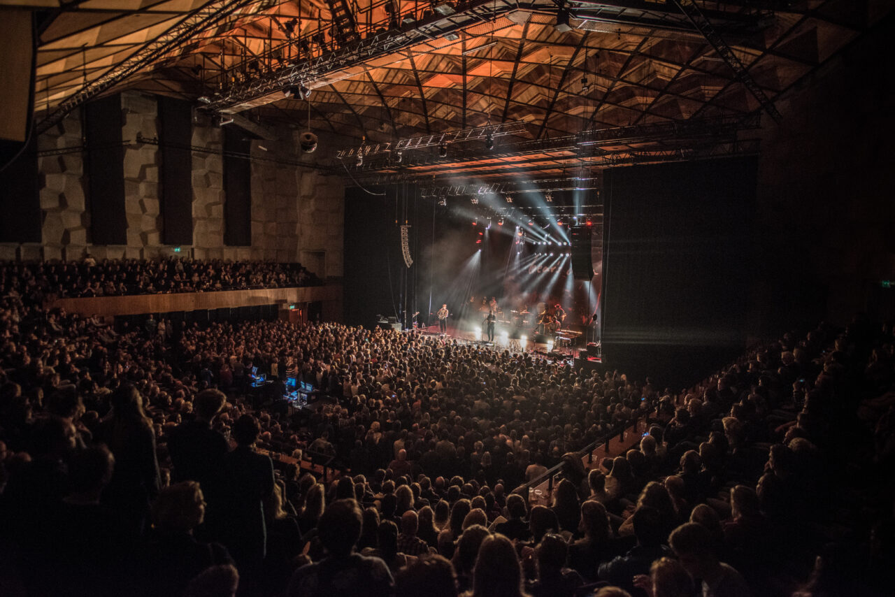 Uitverkocht concert in de Grote Zaal van De Oosterpoort gefilmd vanuit de achteraan op de tribune.